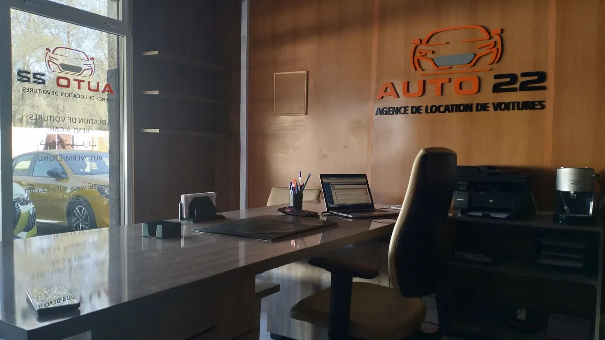 Intérieur d'une agence de location de voitures au Maroc avec bureau d'accueil